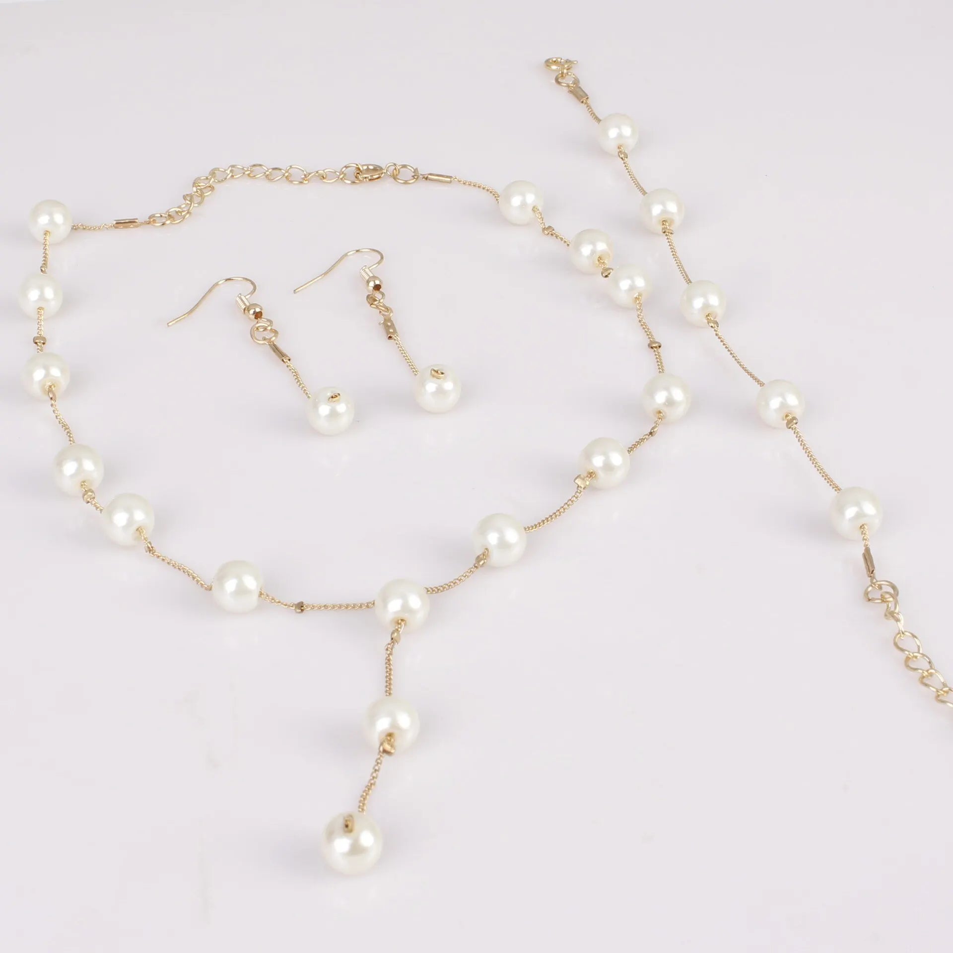 4-Piece Gold Jewelry Set – Elegant Imitation Pearl Necklace, Earrings & Bracelet with Tassel Details