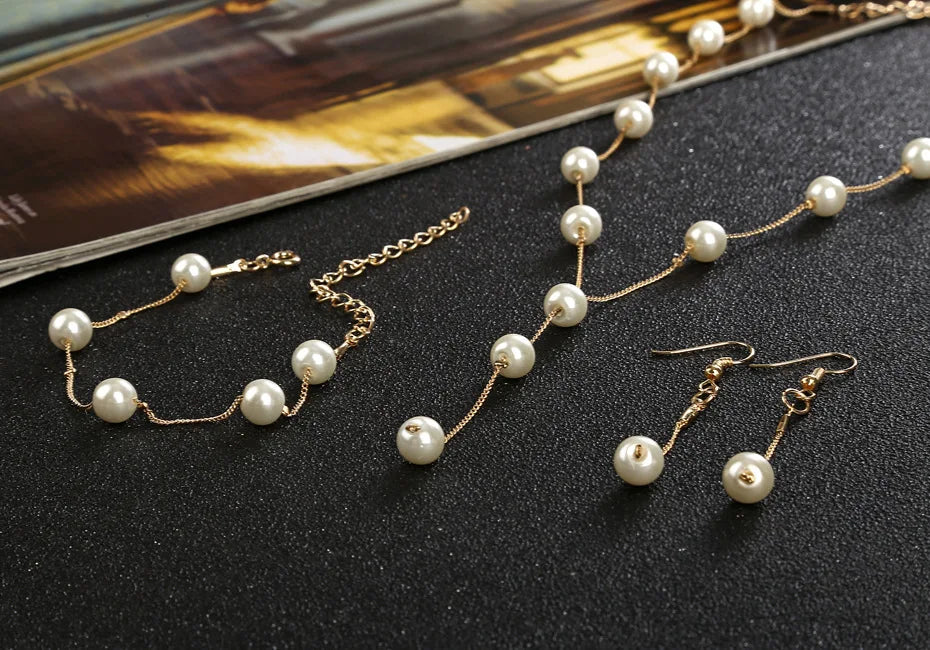 4-Piece Gold Jewelry Set – Elegant Imitation Pearl Necklace, Earrings & Bracelet with Tassel Details