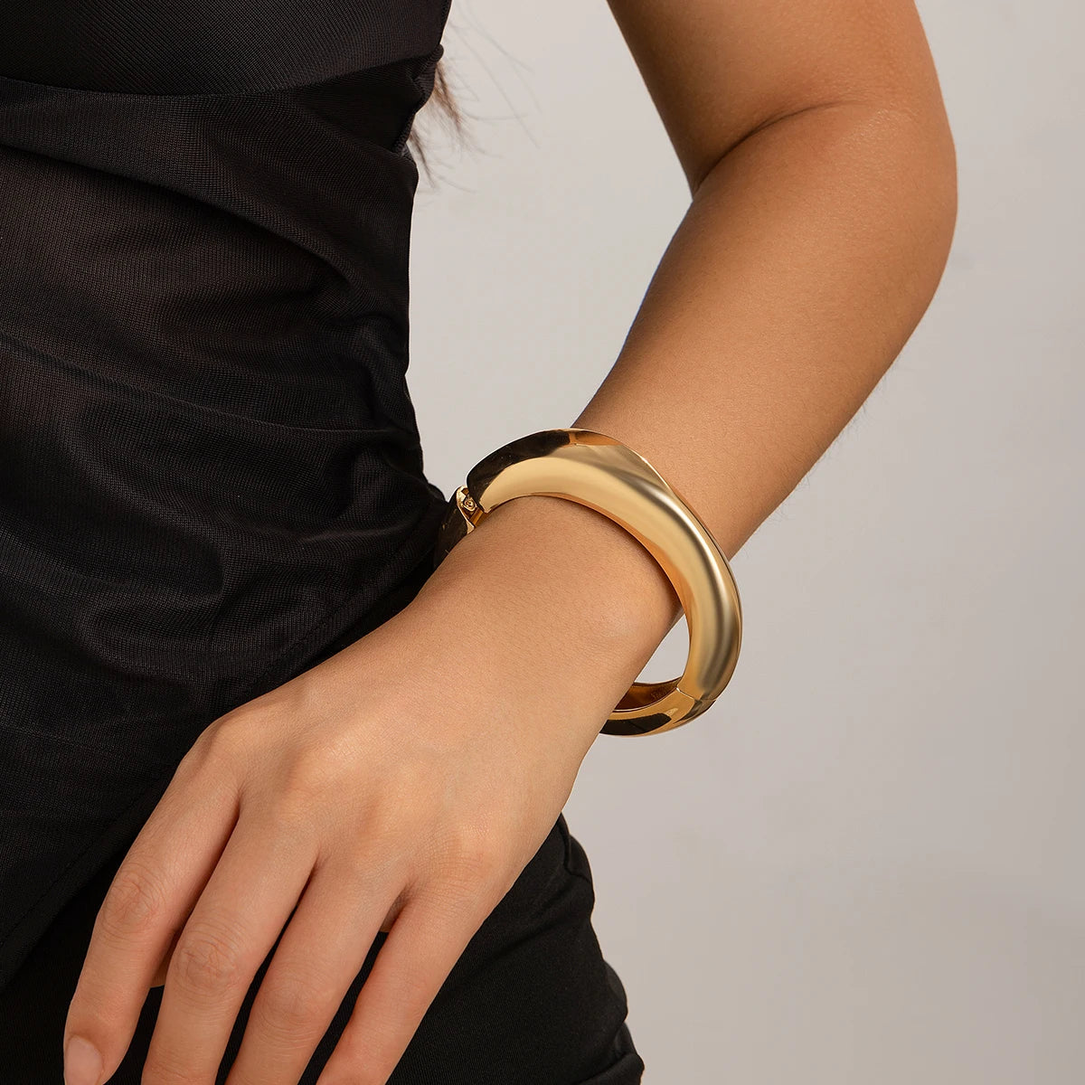 Ingemark Water Drop Bangles – Vintage Gold-Tone Punk Bracelets for Women & Men